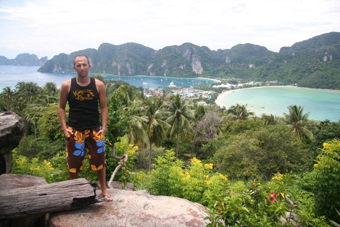 Turista in canotta e pantaloncini al mirador di Ko Phi Phi, baia turchese e palme