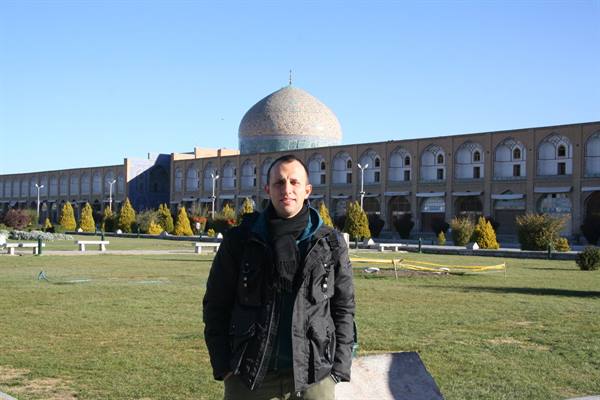 Traveler in front of Sheikh Lotfollah Mosque at Naqsh-e Jahan, Isfahan