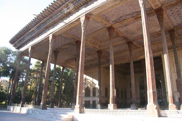 Chehel Sotoun, Esfahan: wooden columns and painted ceiling of the Safavid pavilion