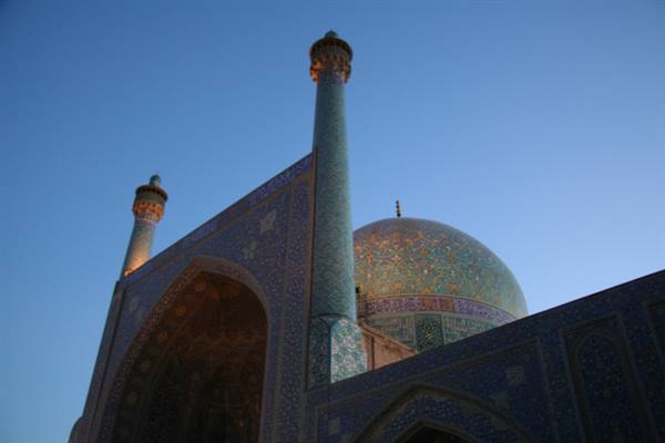 Sheikh Lotfollah Mosque in Esfahan, tiled dome and minarets at dusk