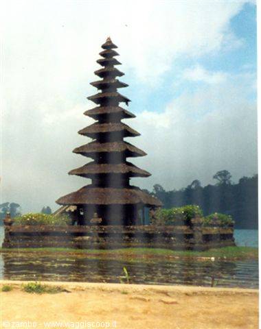 Pagoda lake Bratan