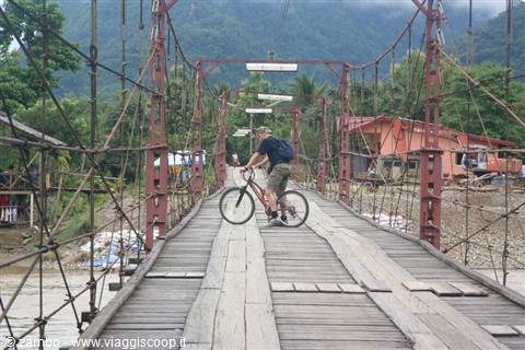 Vang Vieng - Through rice fields by bike