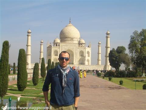 Tourist with sunglasses and scarf in front of the Taj Mahal gardens