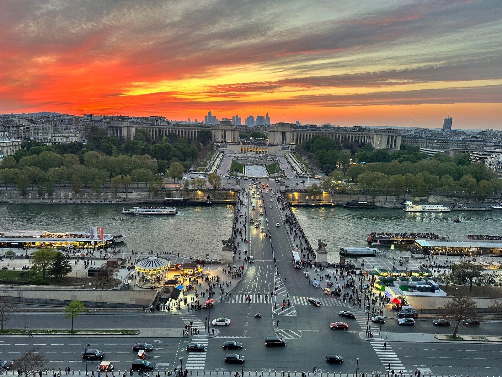 Tramonto arancio sulla Senna a Parigi, ponte d'Iéna affollato verso il Trocadéro
