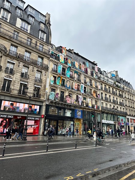 Strolling along rue de Rivoli, under the colourful faces that dress Paris.