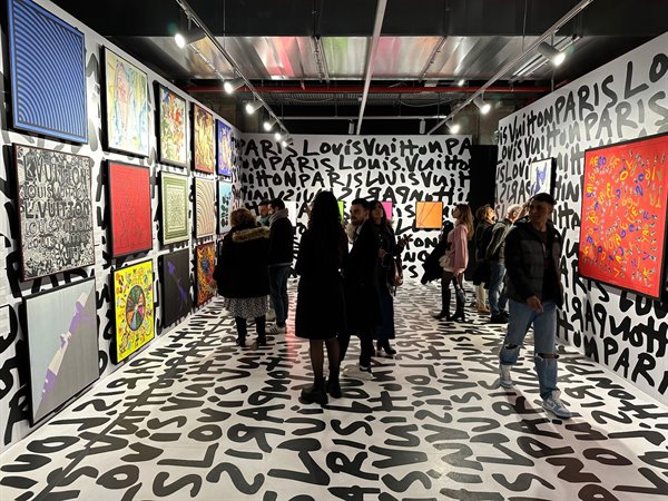 Immersed in Louis Vuitton's writings, an exhibition that envelops you.