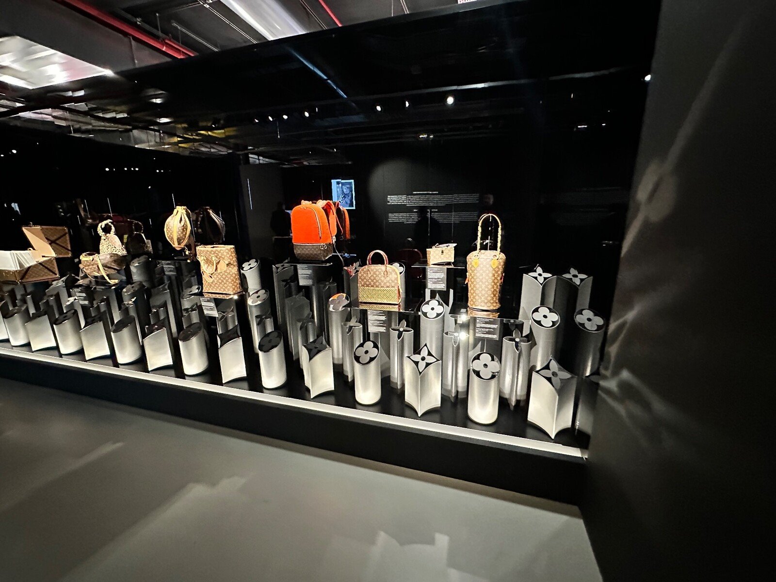 Meraviglia davanti alle borse Louis Vuitton: che storia in vetrina!