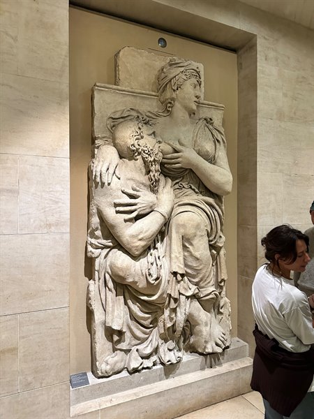 In front of the Roman Charity at the Louvre: an ancient love that still moves us today.