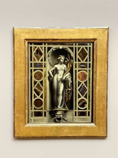 In front of a gold-framed Rafael Rúbines, time has stood still.