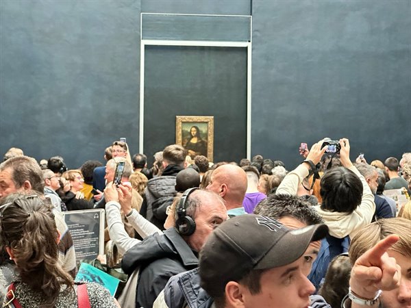 Finally the Mona Lisa's smile at the Louvre, amid so many excited people.