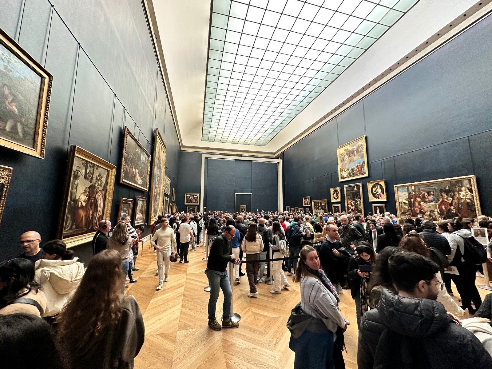 Sotto la luce del Louvre, in coda con il mondo per ammirare la Gioconda.
