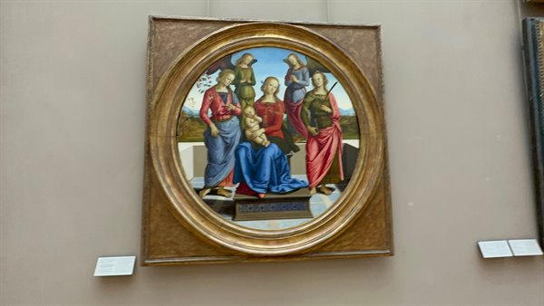 Wonder in front of a Botticelli tondo: art that stops time for you.