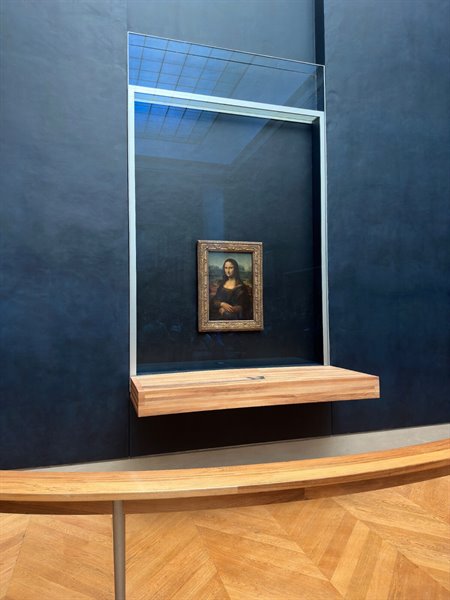 In front of the Mona Lisa's smile, a moment of silence at the Louvre.