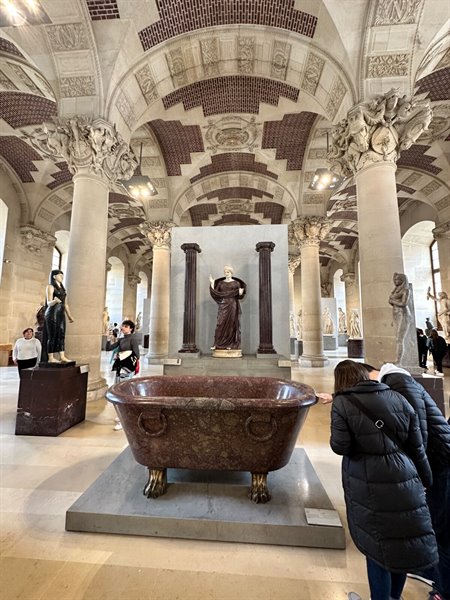 Ancient wonder at the Louvre: the porphyry basin leaves us speechless.
