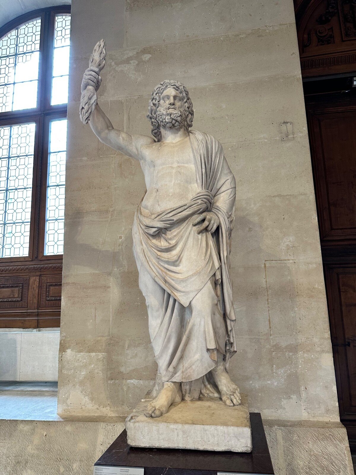 Restando incantati davanti a questa statua al Louvre.