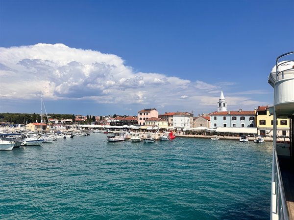 Arriving by boat at the port of Fažana, under a gorgeous sky