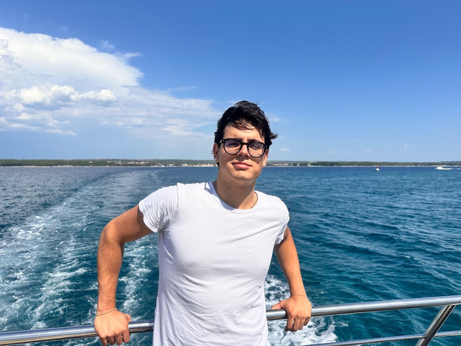Navigando verso l'orizzonte, il vento in faccia e tanto mare davanti.