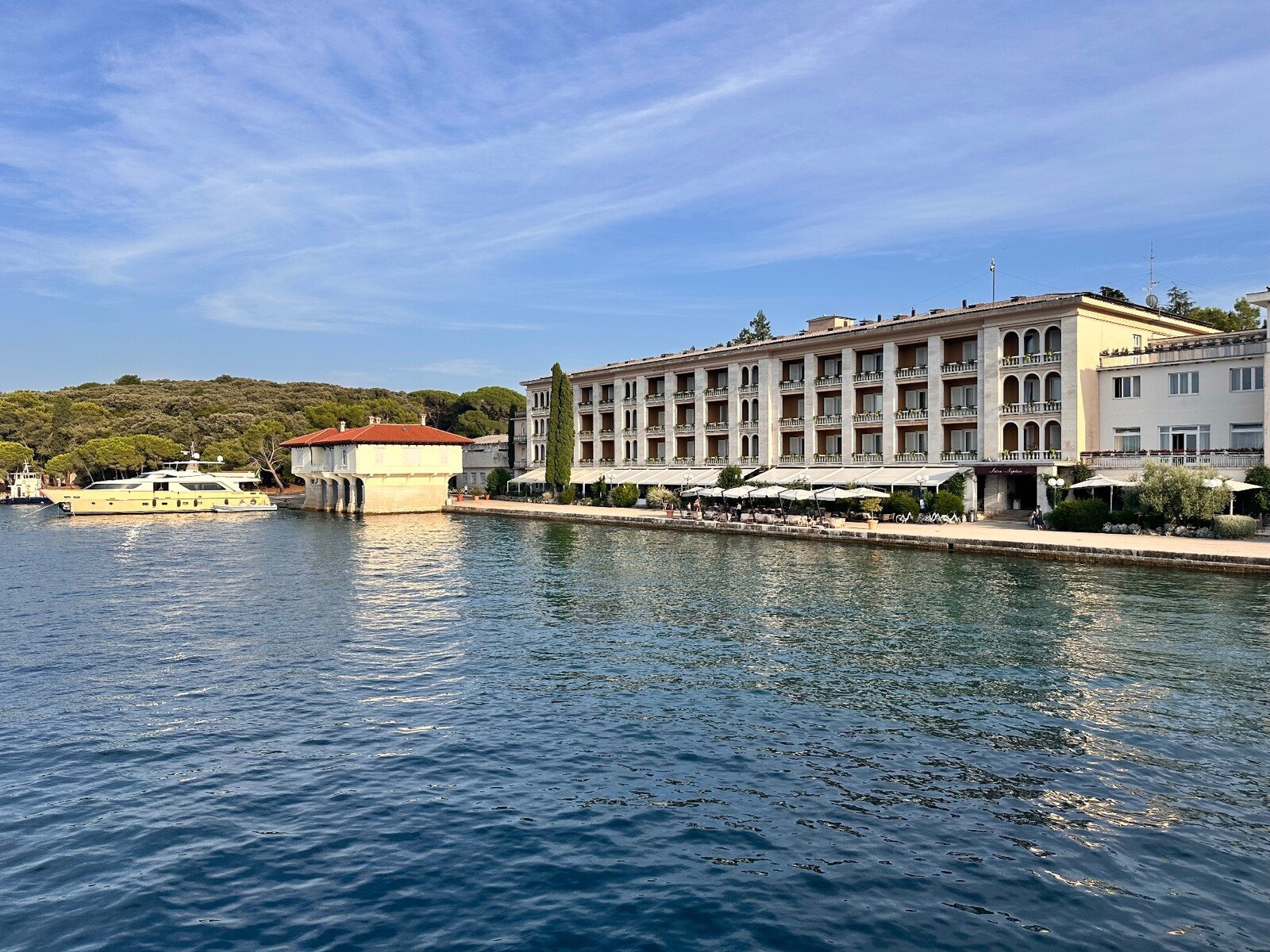 Pomeriggio dorato sul lungomare di Opatija, tra caffè e mare azzurro.