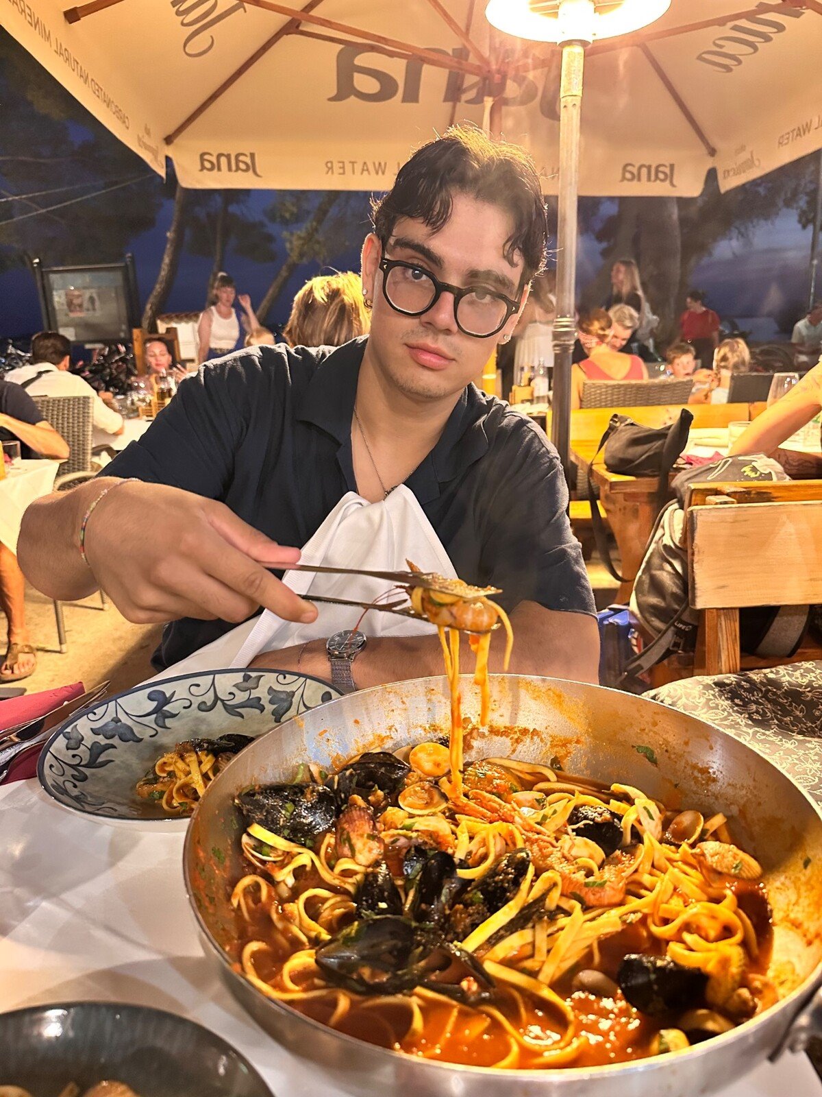 Tagliatelle ai frutti di mare in spiaggia: serata che sa d'estate.