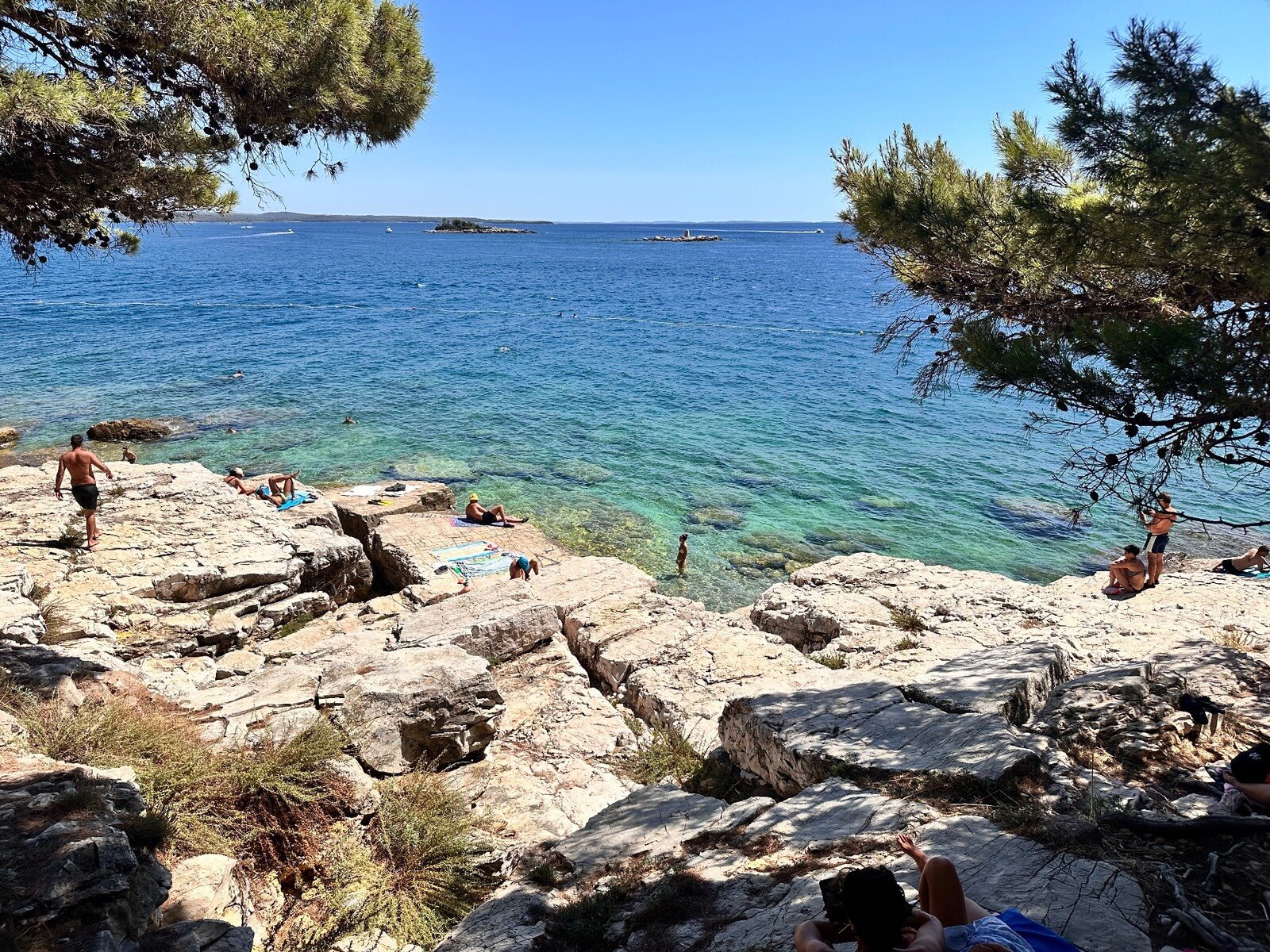 Un tuffo nelle acque turchesi tra gli scogli, dentro un'estate perfetta.