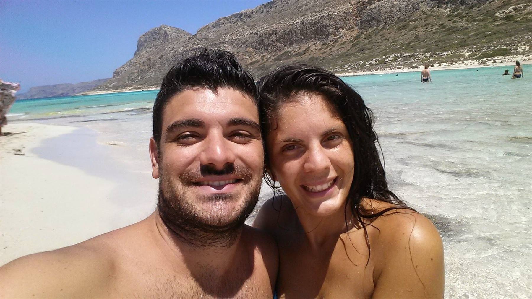 Sorride felici dopo un tuffo alle acque turchesi di Balos, Creta.