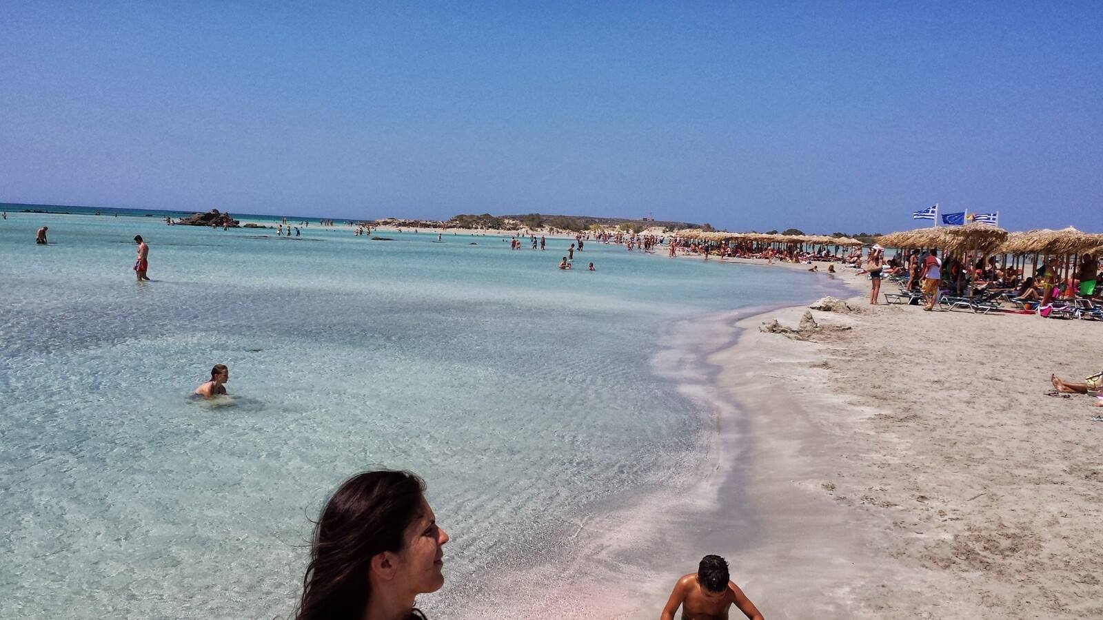 Acque turchesi e risate: pomeriggio di sole alla spiaggia di Elafonisi.