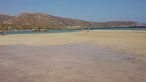 Turquoise waters and pink sand at Elafonisi: an afternoon of pure relaxation.