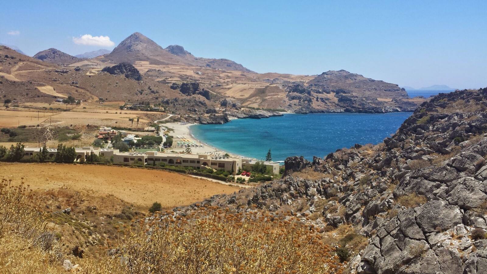 Camminando tra le colline di Rodi, la baia turchese ci accoglie con meraviglia.