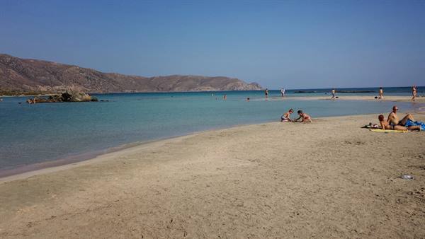 A lazy day on the turquoise water of Elafonisi, between sun and relaxation.