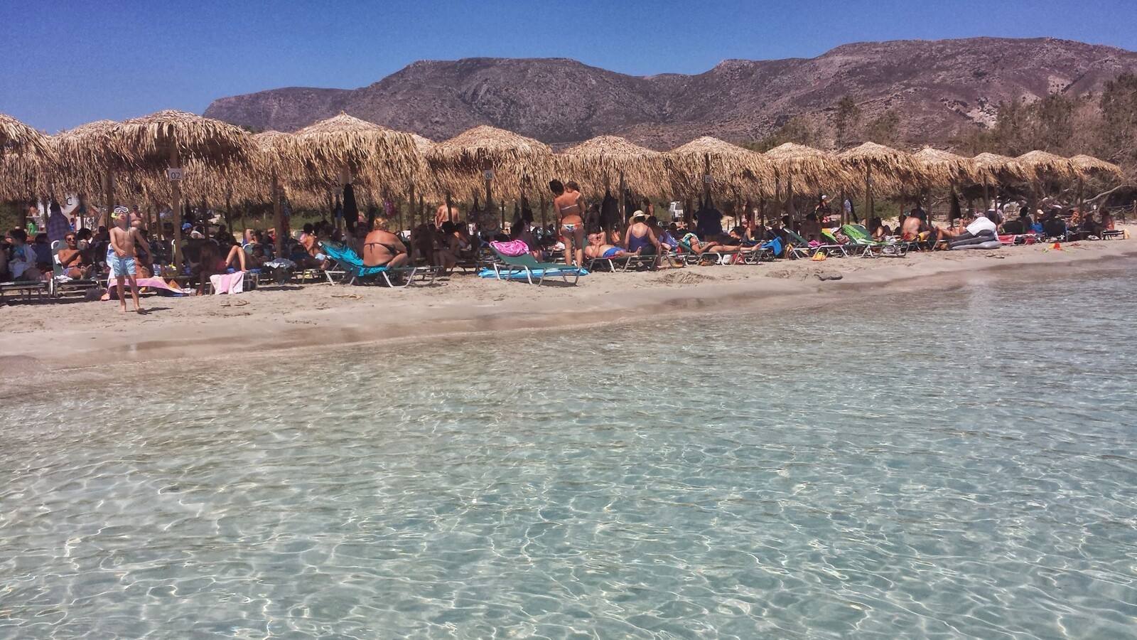 Sotto i pagliai, acque turchesi e pigra dolcezza:estate che profuma di relax.