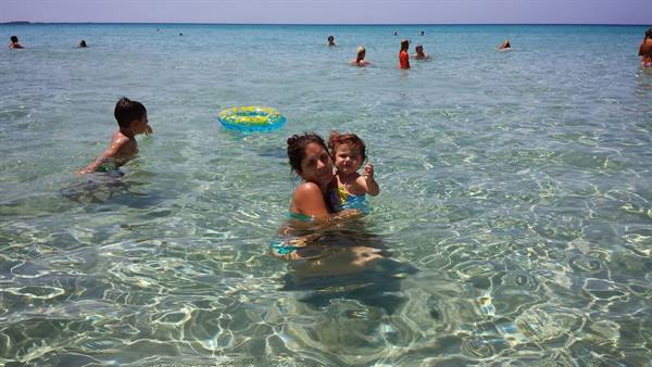 A summer afternoon among the crystal-clear waters, games and smiles.
