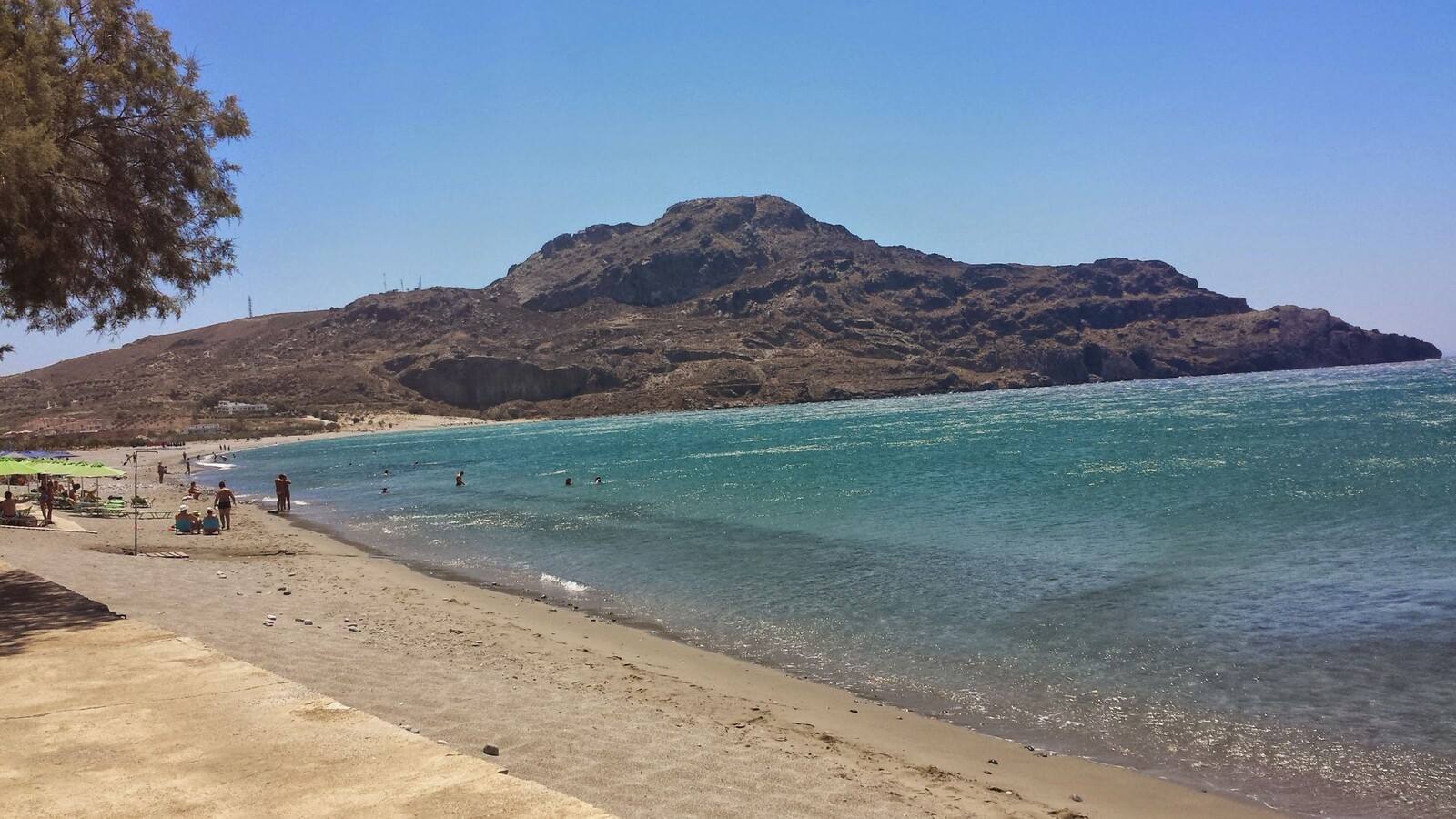 Sole e mare turchese a Pachia Ammos, una mattinata di pura relax.