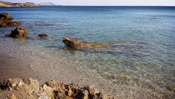 Crystal-clear water and silence: a dive into the calm of the sea.