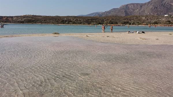Turquoise waters and pink sand: a dreamy afternoon at Elafonisi.