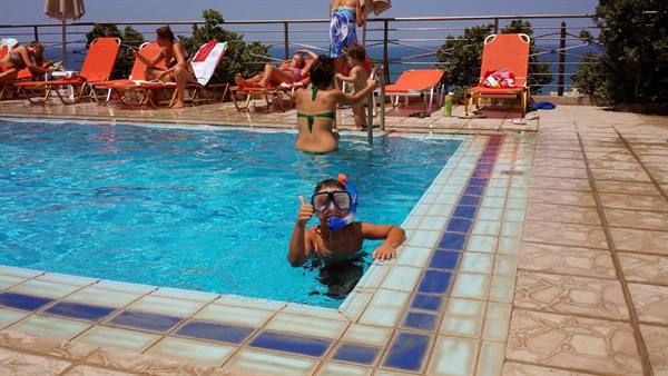A pool break with mask and thumbs up, a splendid sea view!