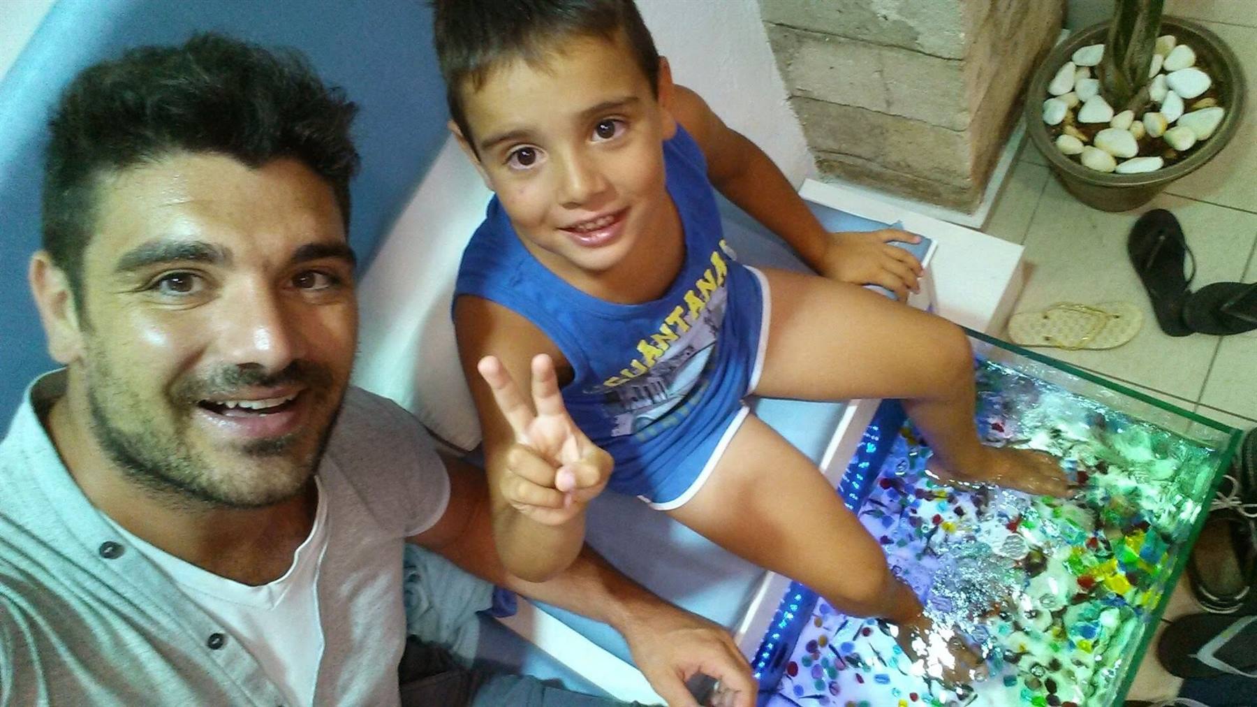 Selfie con papà: piedini nell'acqua, una V di gioia!