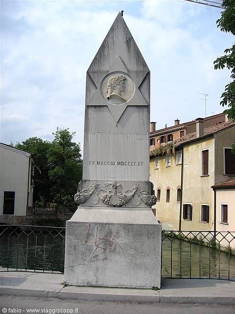 the monument to Dante
