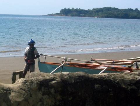 typical bauang fisherman, the hat is maybe from another planet ;)