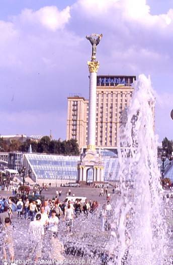 Fountain in foreground, golden statue column on Maidan Nezalezhnosti square, Kyiv