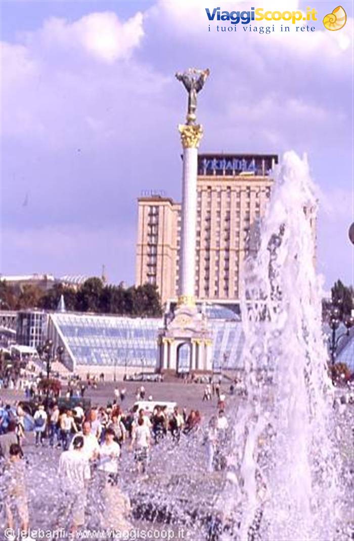 Fountain in foreground, golden statue column on Maidan Nezalezhnosti square, Kyiv