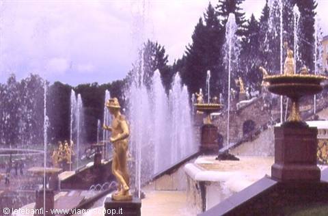 Golden statues and fountains in the gardens of Peterhof
