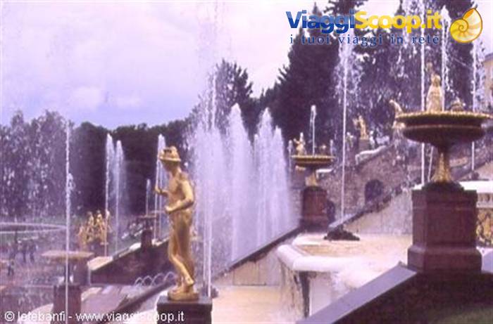 Golden statues and fountains in the gardens of Peterhof