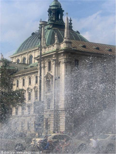Fountain spray in front of the Justizpalast in Munich