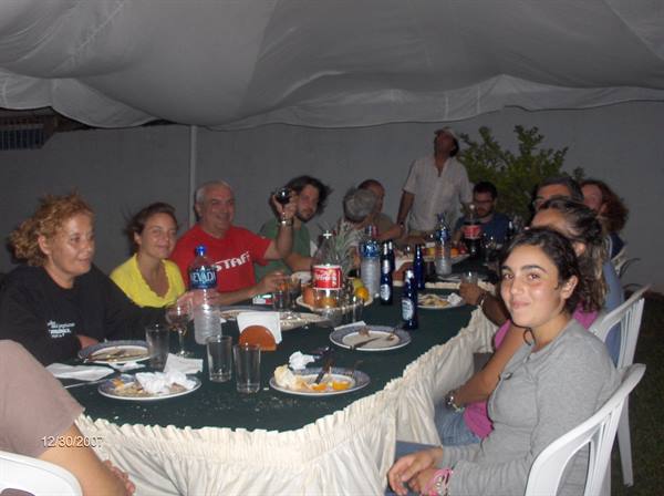 dinner among tourists in the posada's garden