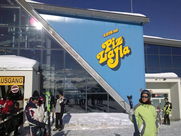 arrival of the la villa cable car