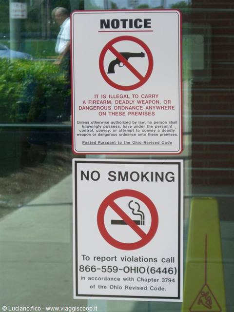 No guns and no smoking signs on an Ohio storefront window