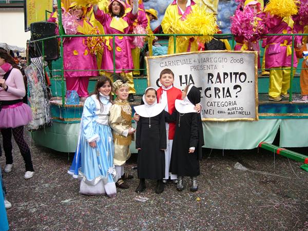 Children in costumes in front of the Viareggio Carnival 2008 parade float