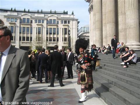 Bagpiper in tartan kilt playing on the steps of St Paul's Cathedral