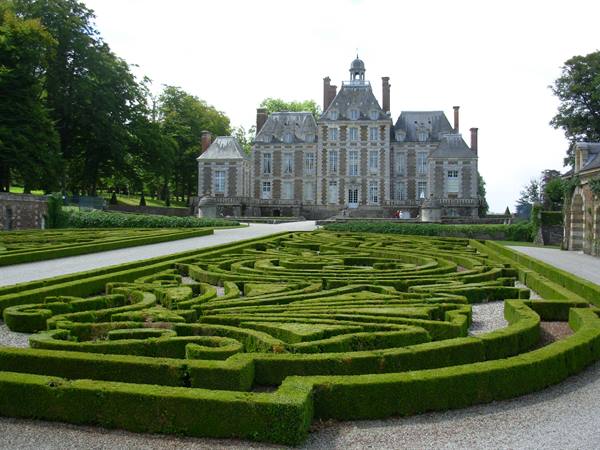 Stone château with formal garden of clipped boxwood hedges