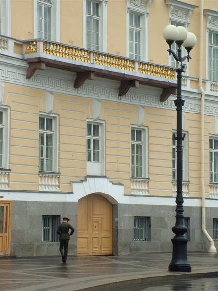 A soldier in front of the General Staff in Palace Square
